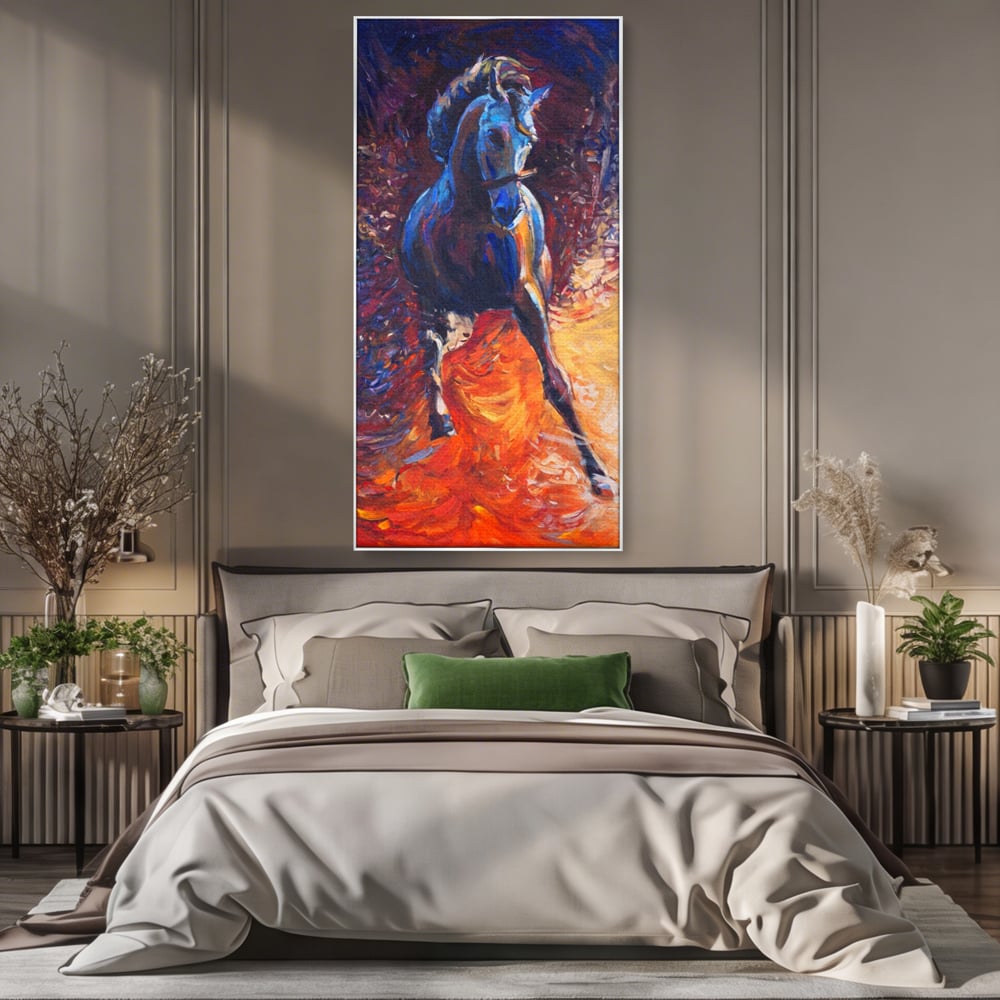 Tablou canvas cu tablou canvas cu un cal albastru in alergare, in rama de aluminiu argintiu, pe perete intr-un dormitor